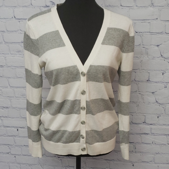 GAP Sweaters - 🎀GAP gray&white stripped button up Cardi size M